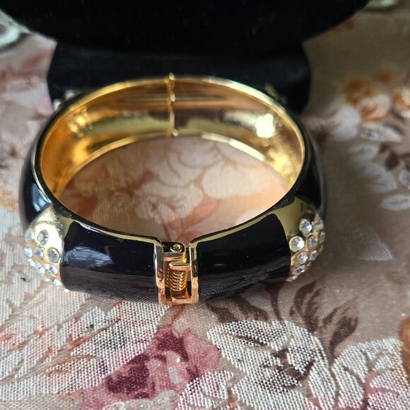KIRKS FOLLY BLACK ENAMEL WITH FOUR CRYSTAL CLUSTERS GOLDTONE HINGED BANGLE NWOT - Picture 4 of 6